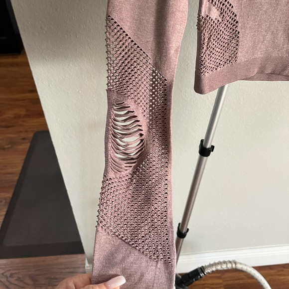 ALO Dusty Pink Siren long sleeve crop top! - Picture 2 of 6